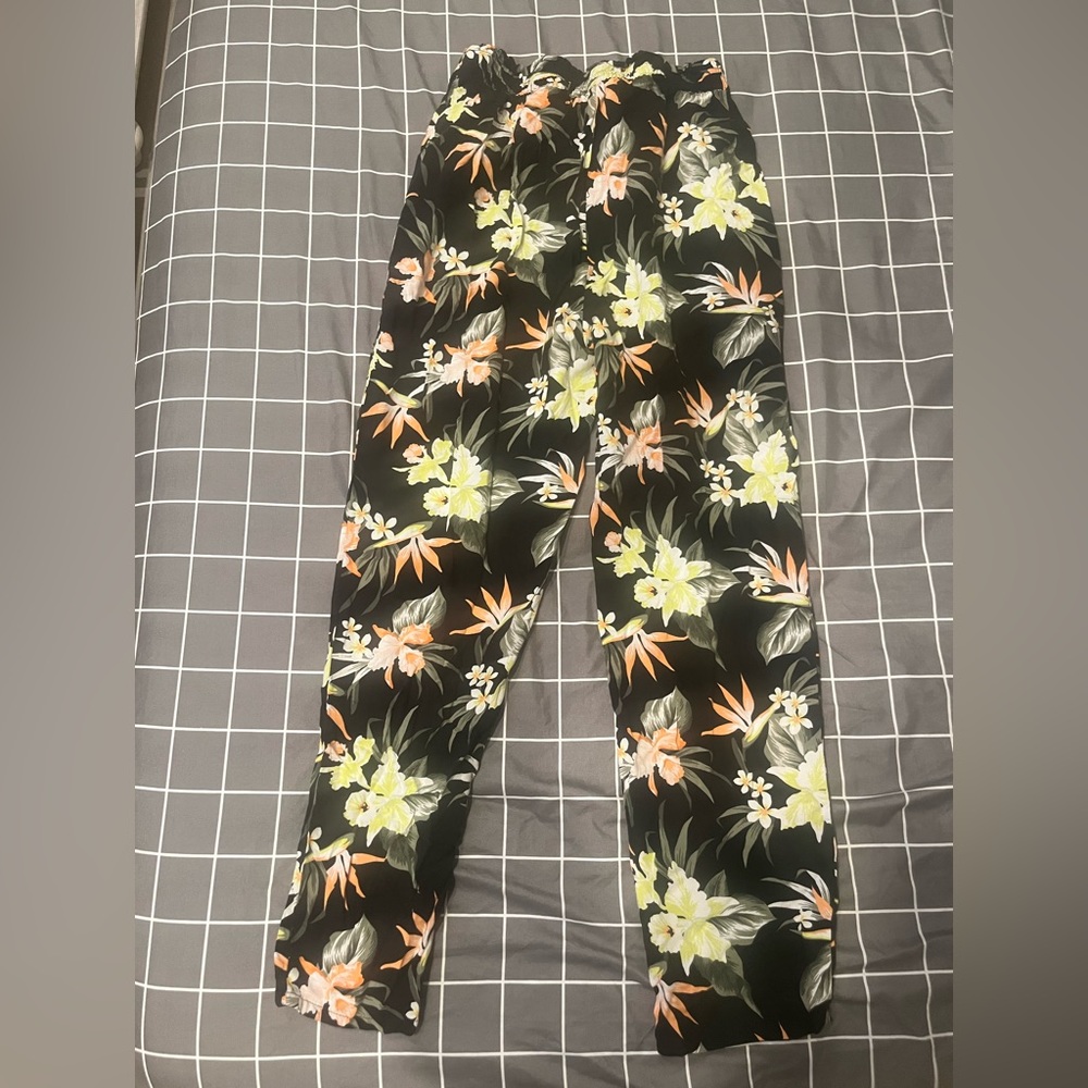 H&M Black w/floral print lose pants. Size 6.